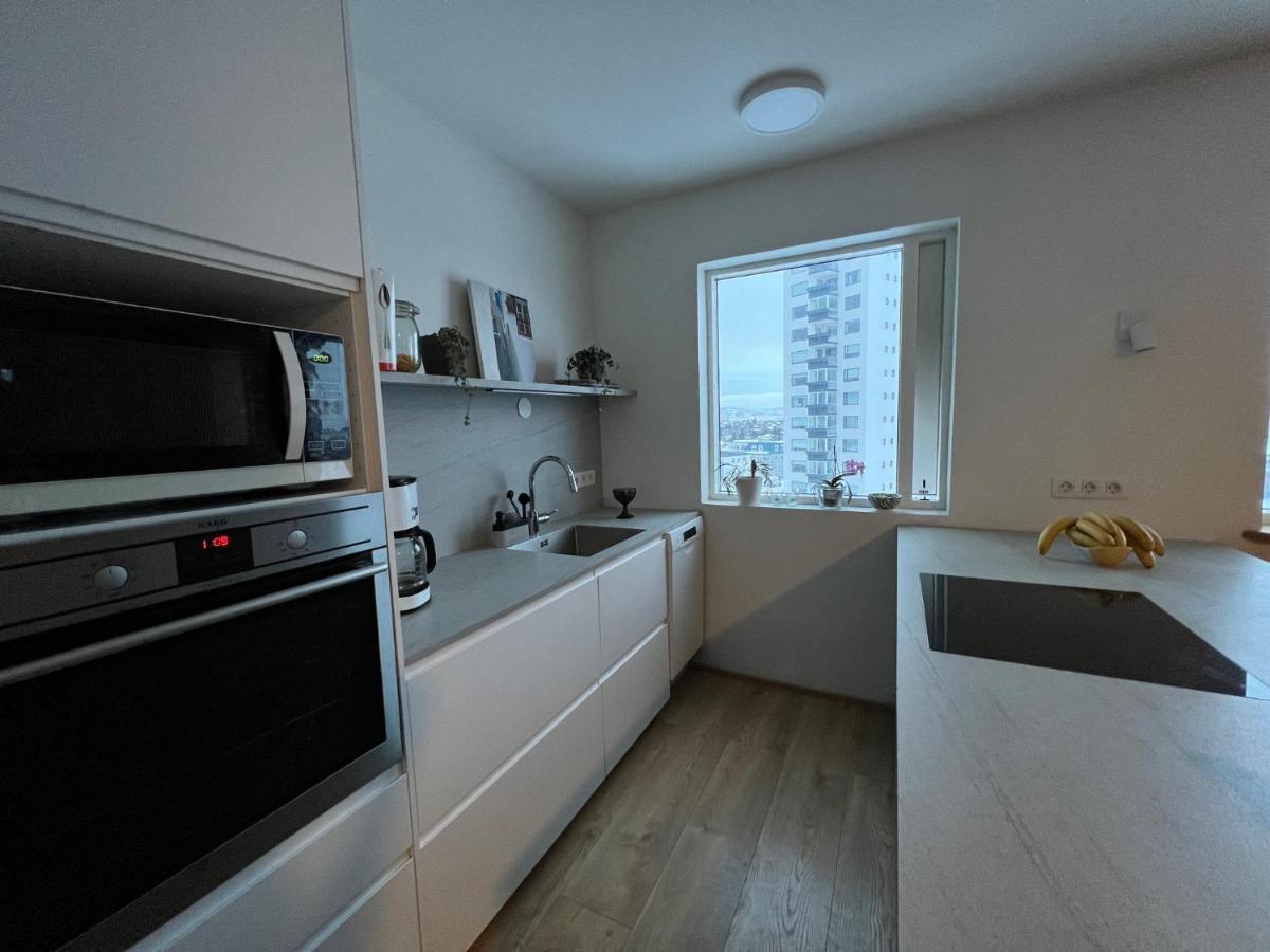 Jm Homestay - A Cozy Two Bedroom Apartment Рейкявик Екстериор снимка